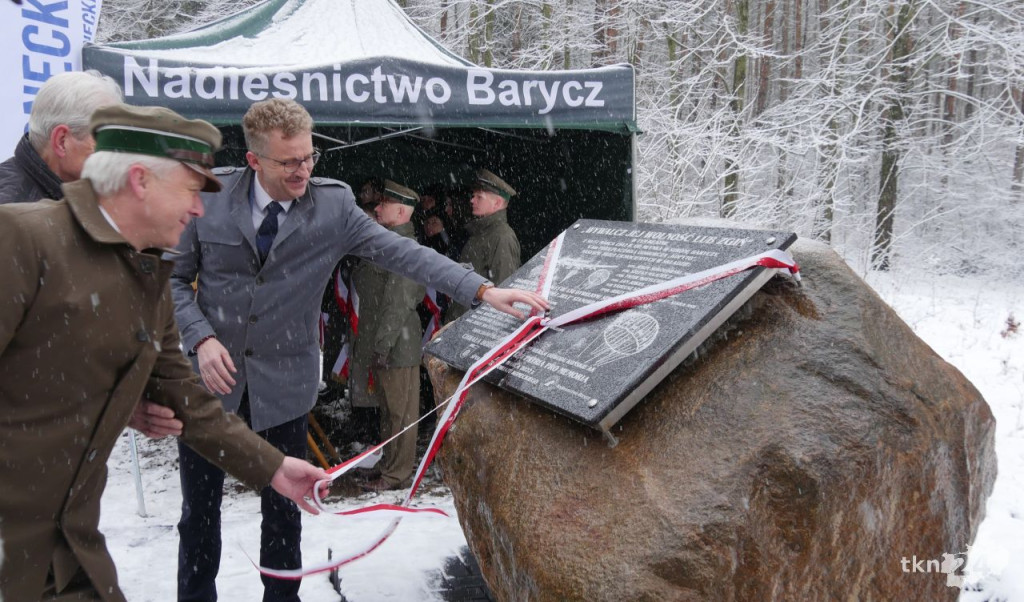 Pamięci Cichociemnych. Pierwszy z głazów odsłonięty [wideo, zdjęcia]