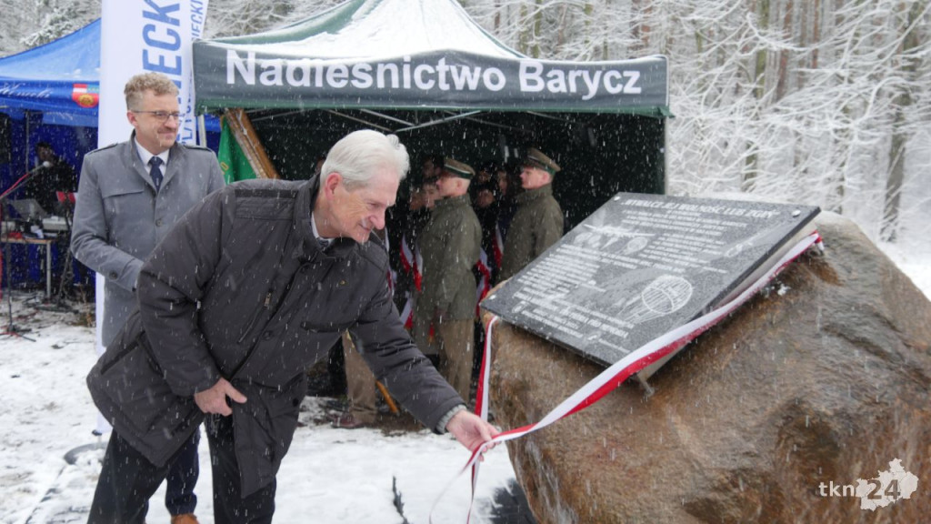 Pamięci Cichociemnych. Pierwszy z głazów odsłonięty [wideo, zdjęcia]