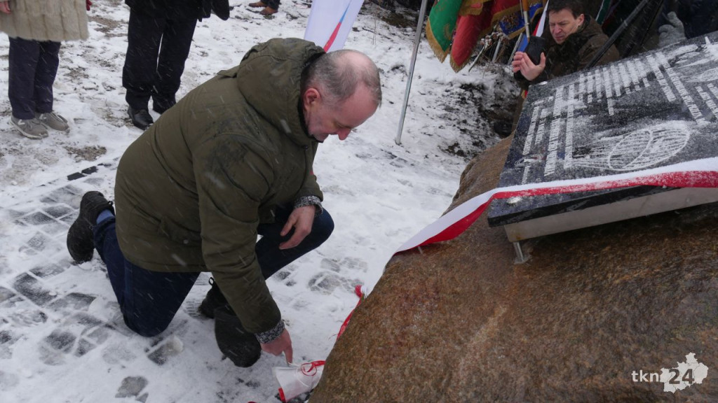 Pamięci Cichociemnych. Pierwszy z głazów odsłonięty [wideo, zdjęcia]