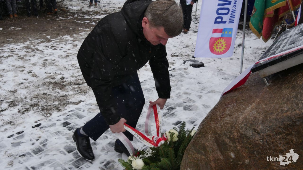 Pamięci Cichociemnych. Pierwszy z głazów odsłonięty [wideo, zdjęcia]