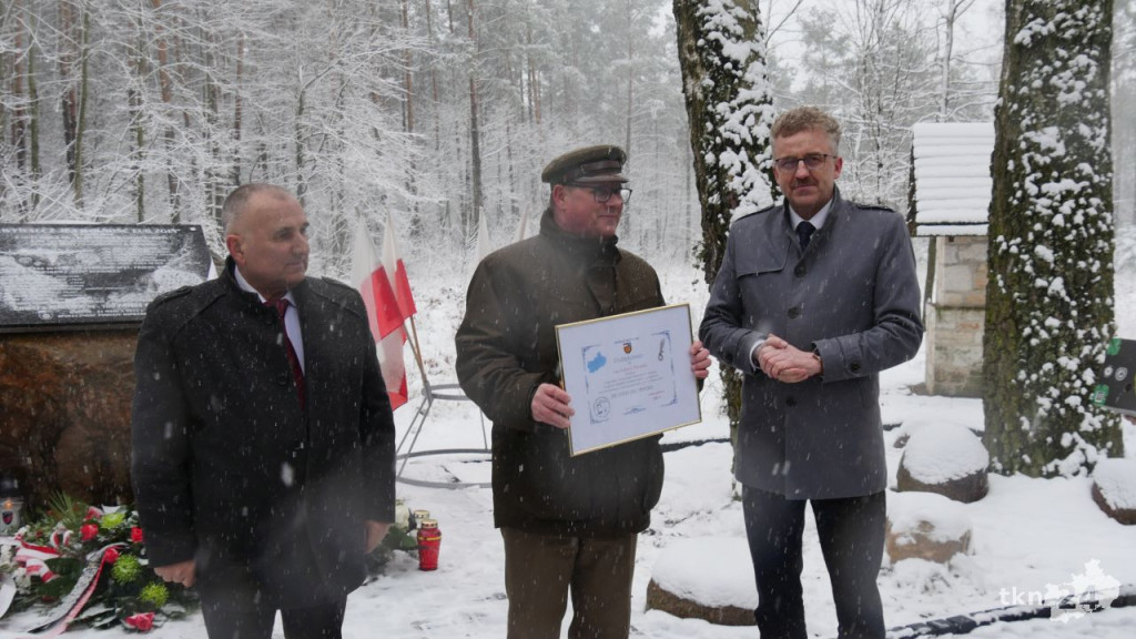 Pamięci Cichociemnych. Pierwszy z głazów odsłonięty [wideo, zdjęcia]