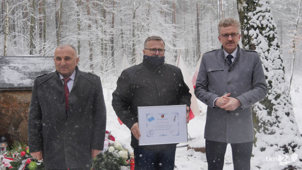 Pamięci Cichociemnych. Pierwszy z głazów odsłonięty [wideo, zdjęcia]