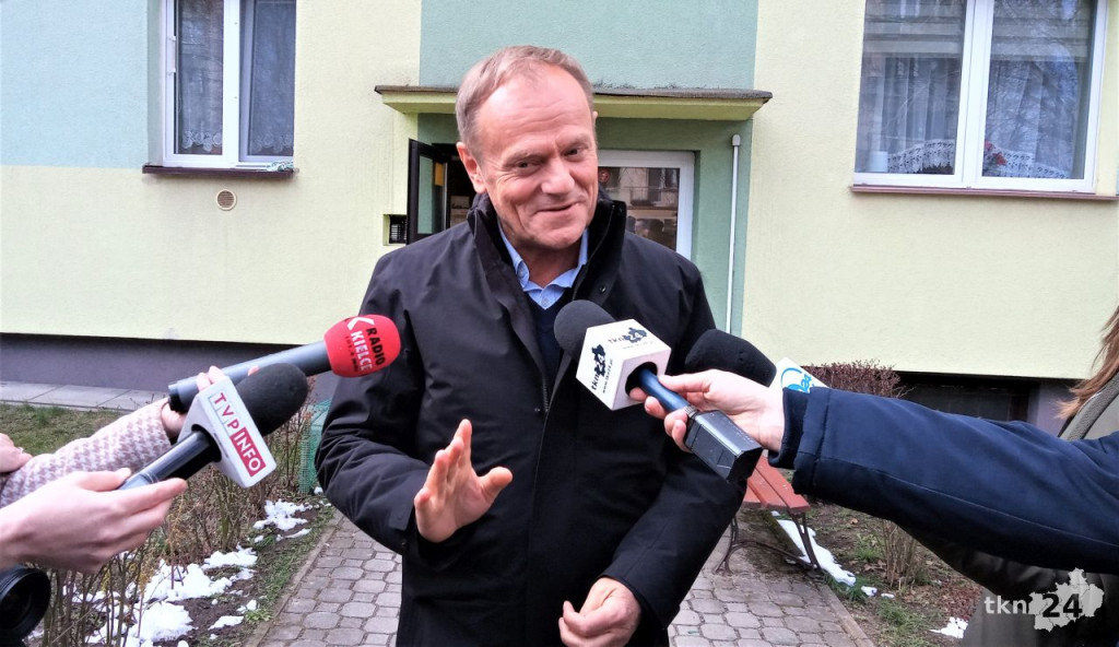 Donald Tusk w Końskich. Rozmawiał z księgową o Polskim Ładzie [wideo, zdjęcia]