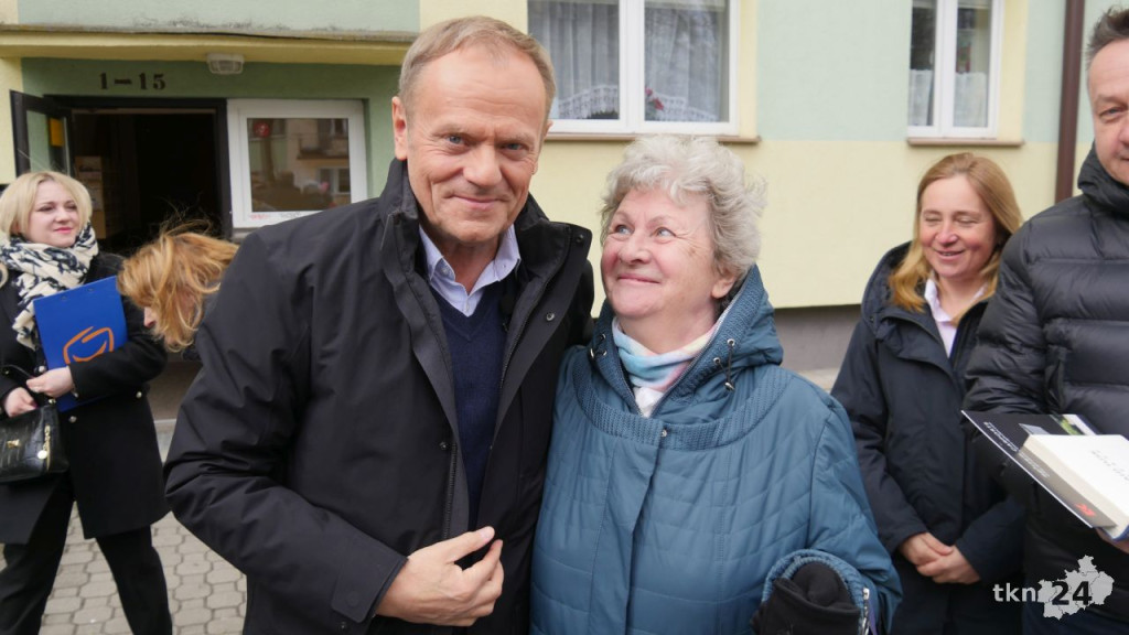 Donald Tusk w Końskich. Rozmawiał z księgową o Polskim Ładzie [wideo, zdjęcia]