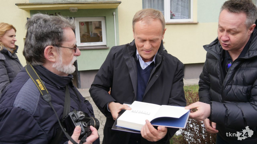 Donald Tusk w Końskich. Rozmawiał z księgową o Polskim Ładzie [wideo, zdjęcia]