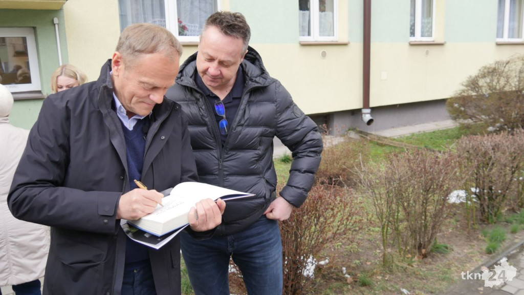 Donald Tusk w Końskich. Rozmawiał z księgową o Polskim Ładzie [wideo, zdjęcia]