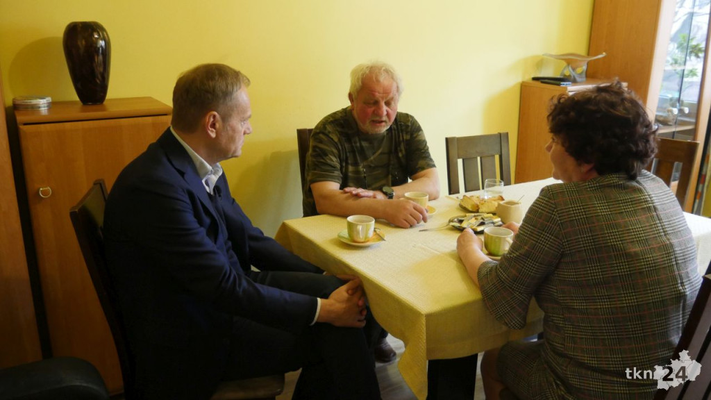 Donald Tusk w Końskich. Rozmawiał z księgową o Polskim Ładzie [wideo, zdjęcia]