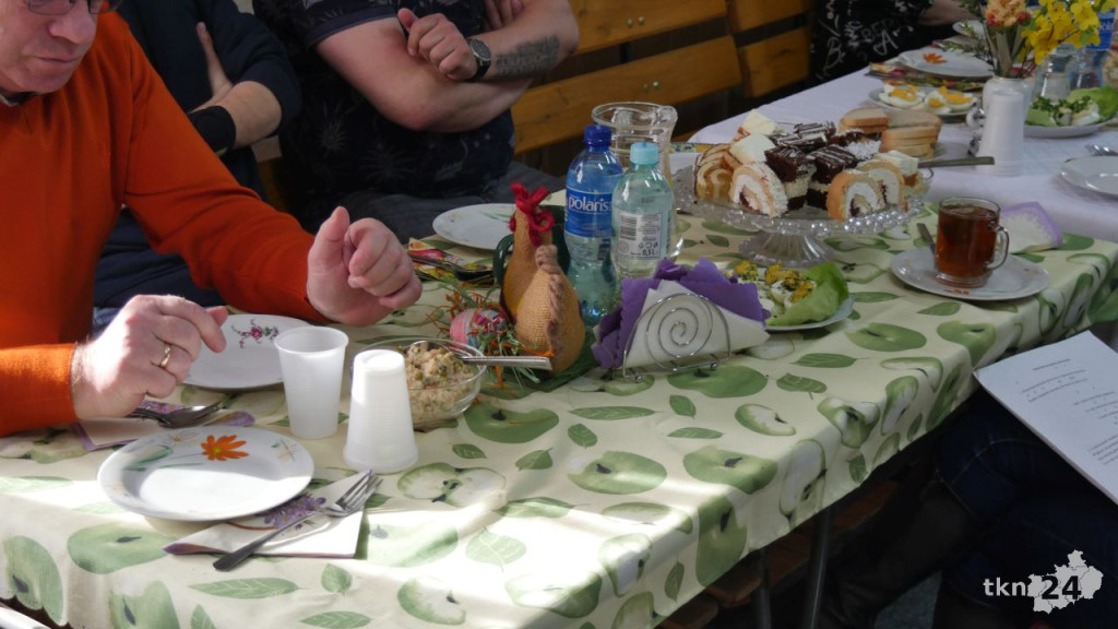 Śpiewali pieśni i dzielili się jajkiem. Wielkanocna uczta w Klubie Abstynenta `Radość` [zdjęcia]