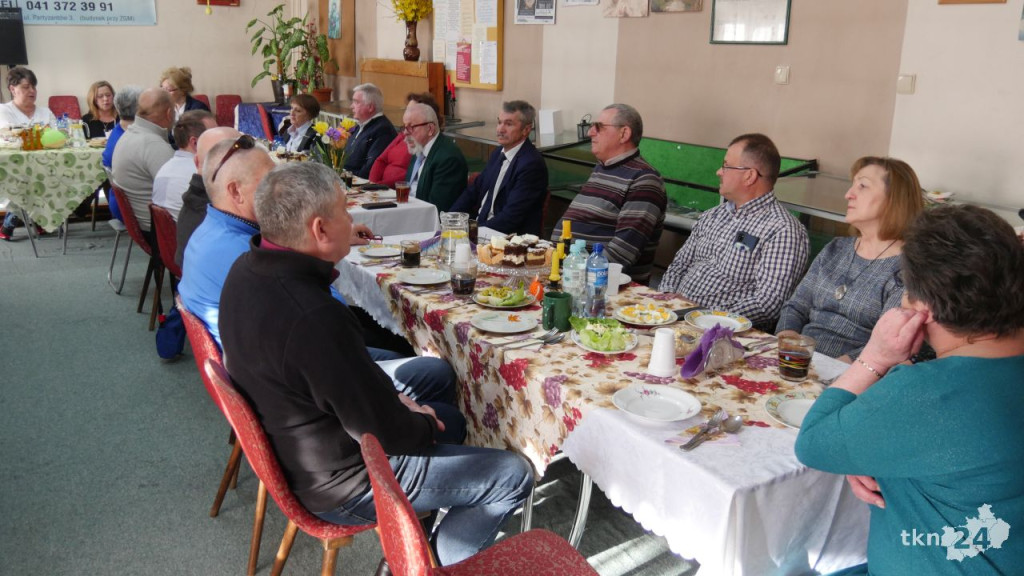 Śpiewali pieśni i dzielili się jajkiem. Wielkanocna uczta w Klubie Abstynenta `Radość` [zdjęcia]