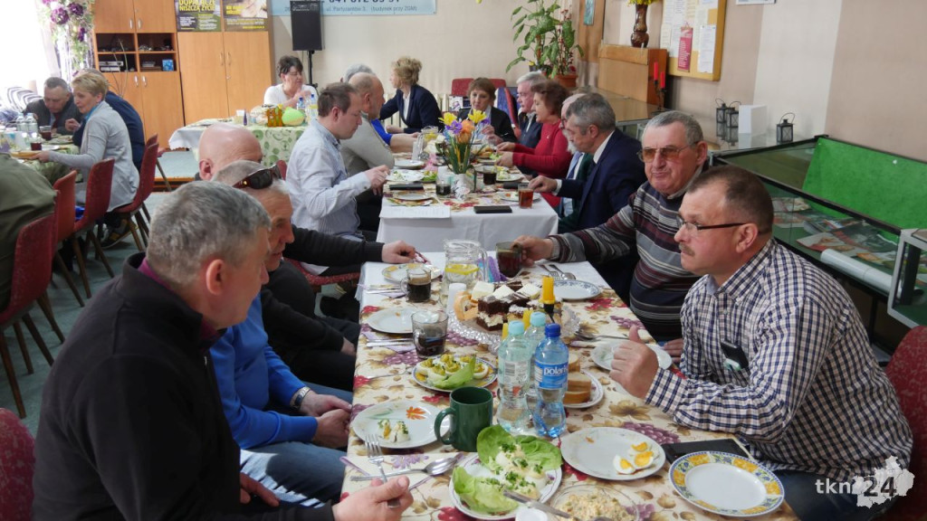 Śpiewali pieśni i dzielili się jajkiem. Wielkanocna uczta w Klubie Abstynenta `Radość` [zdjęcia]