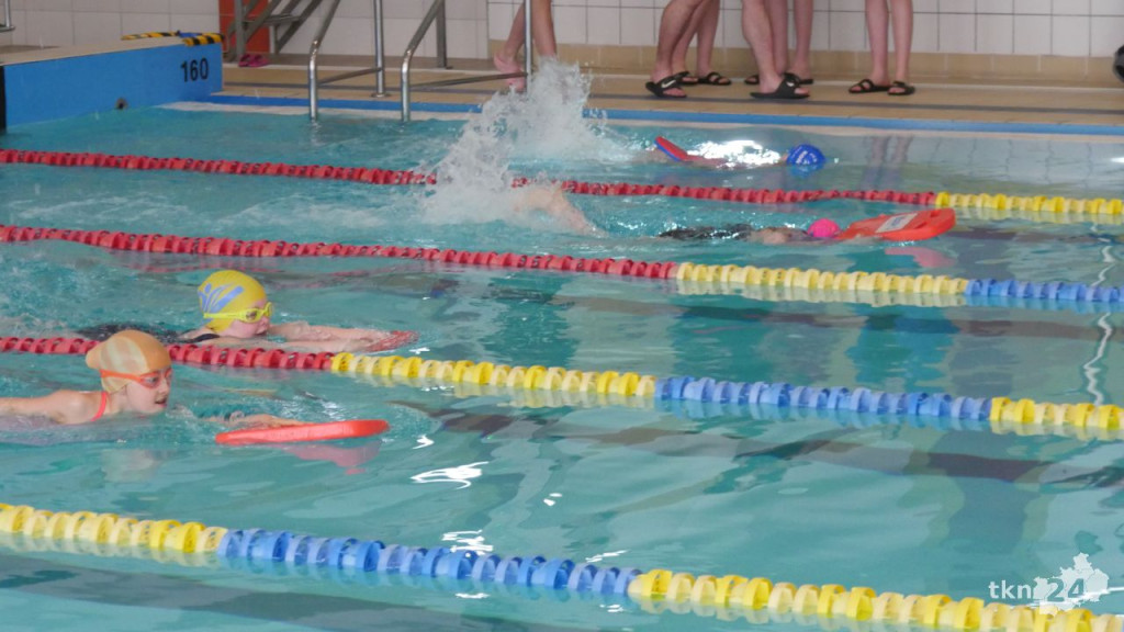 Mnóstwo radości i sportowej rywalizacji podczas sobotnich zawodów Koneckiej Ligi Pływackiej 2022 [zdjęcia]