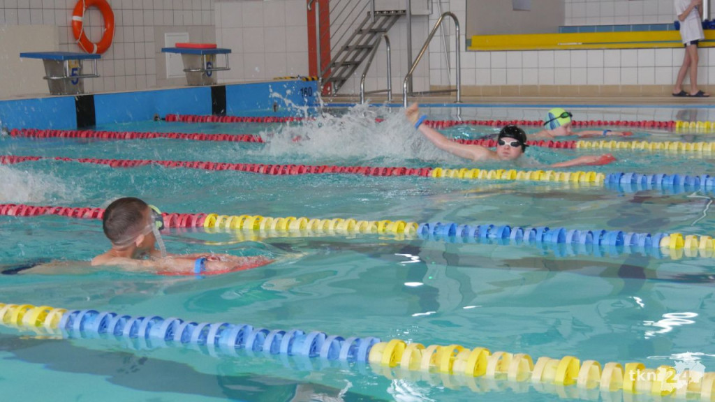 Mnóstwo radości i sportowej rywalizacji podczas sobotnich zawodów Koneckiej Ligi Pływackiej 2022 [zdjęcia]