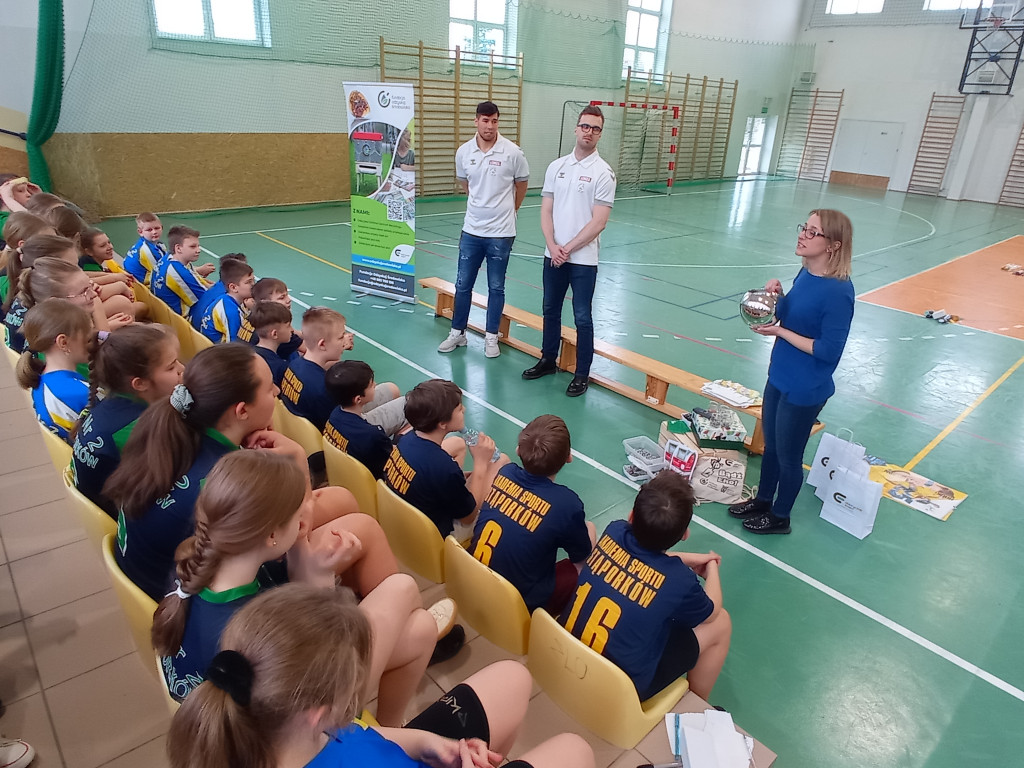 Gwiazdy Łomży Vive Kielce zagrały z dzieciakami ze Stąporkowa!  [zdjęcia]