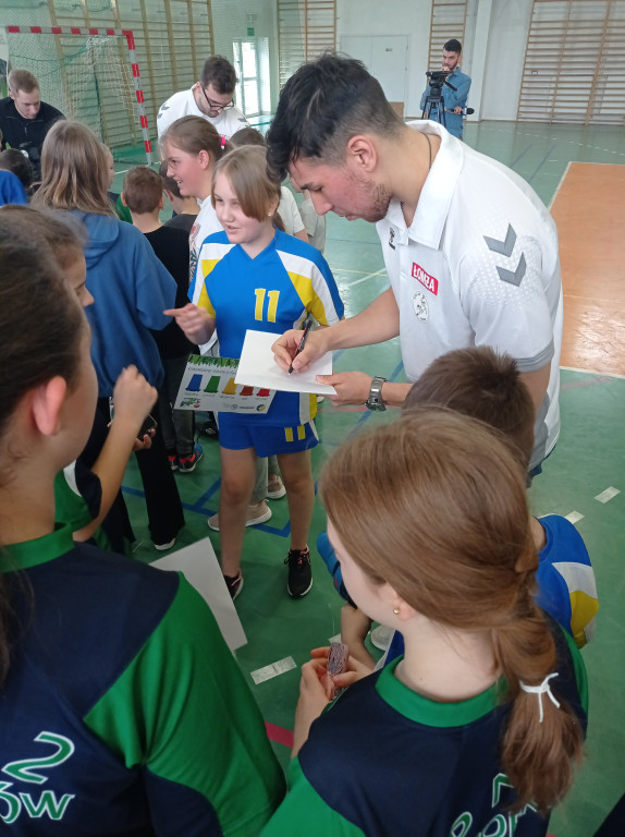 Gwiazdy Łomży Vive Kielce zagrały z dzieciakami ze Stąporkowa!  [zdjęcia]