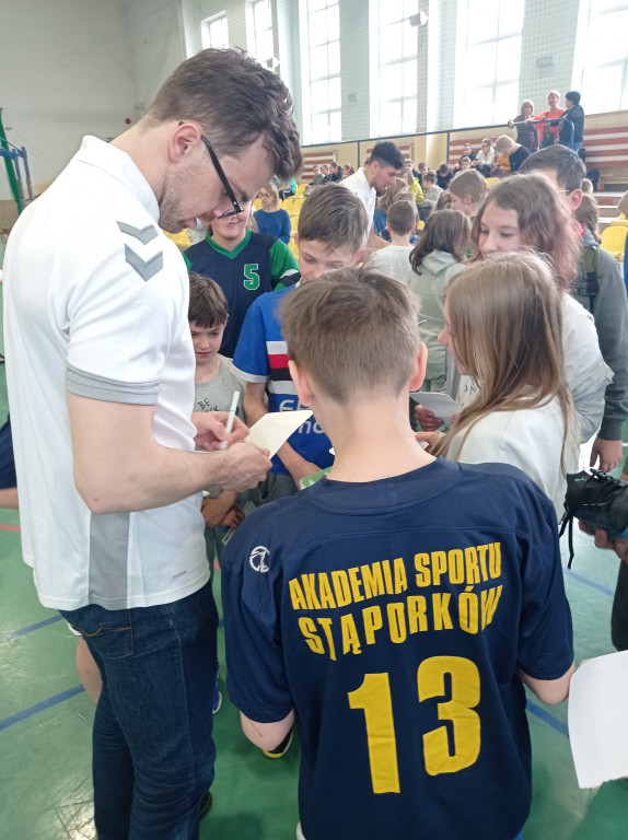 Gwiazdy Łomży Vive Kielce zagrały z dzieciakami ze Stąporkowa!  [zdjęcia]