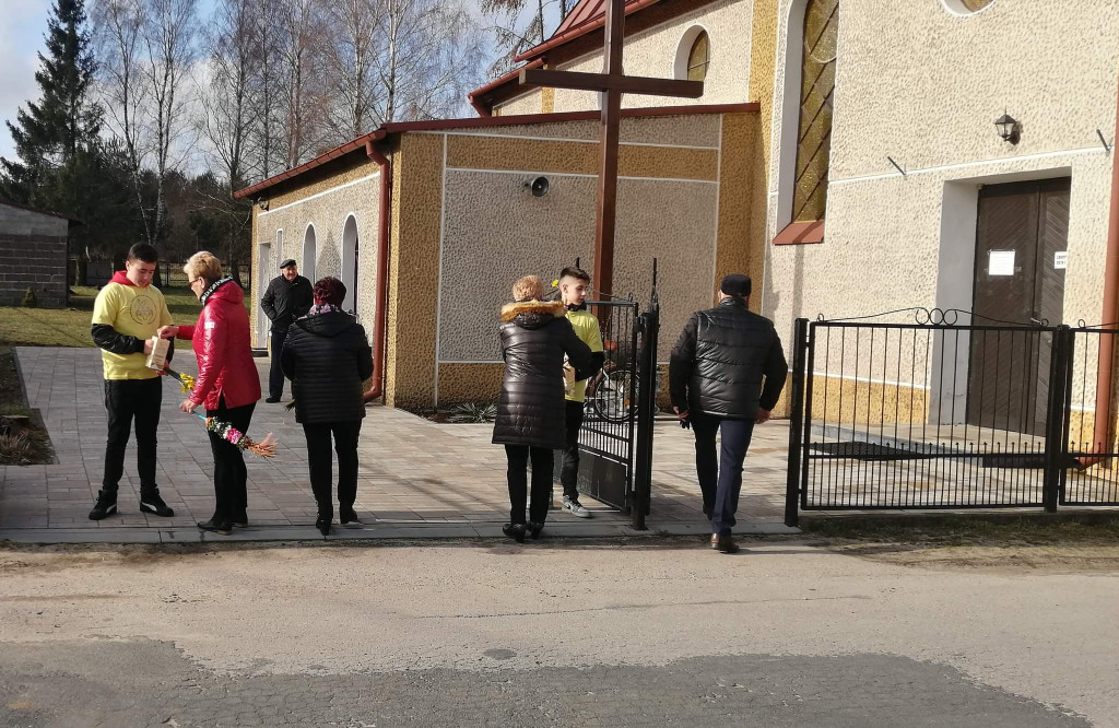 Rozdawali pachnące żonkile! Niedzielna kwesta wolontariuszy z Hospicjum Sykulskiego [zdjęcia]