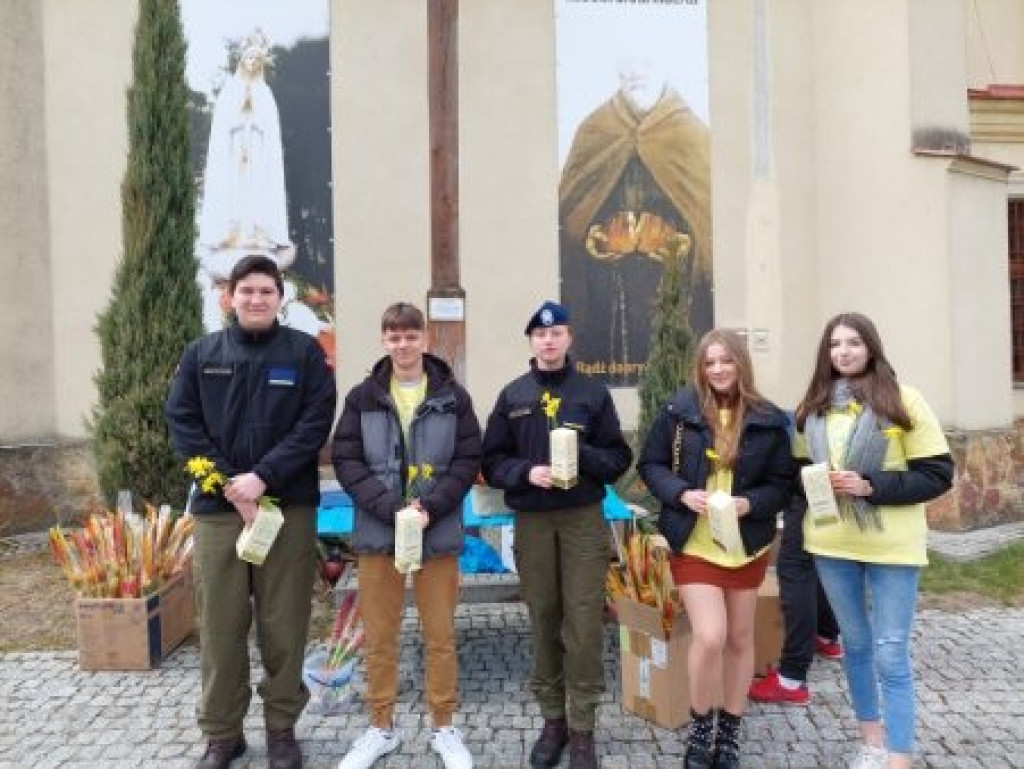 Rozdawali pachnące żonkile! Niedzielna kwesta wolontariuszy z Hospicjum Sykulskiego [zdjęcia]