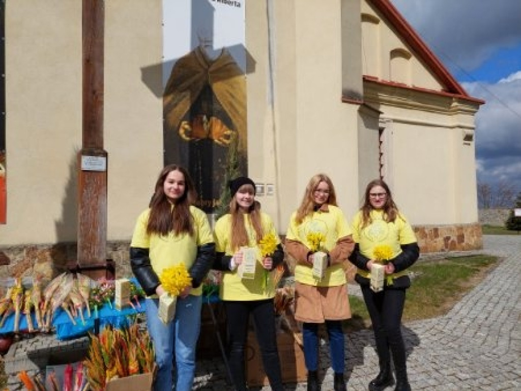 Rozdawali pachnące żonkile! Niedzielna kwesta wolontariuszy z Hospicjum Sykulskiego [zdjęcia]