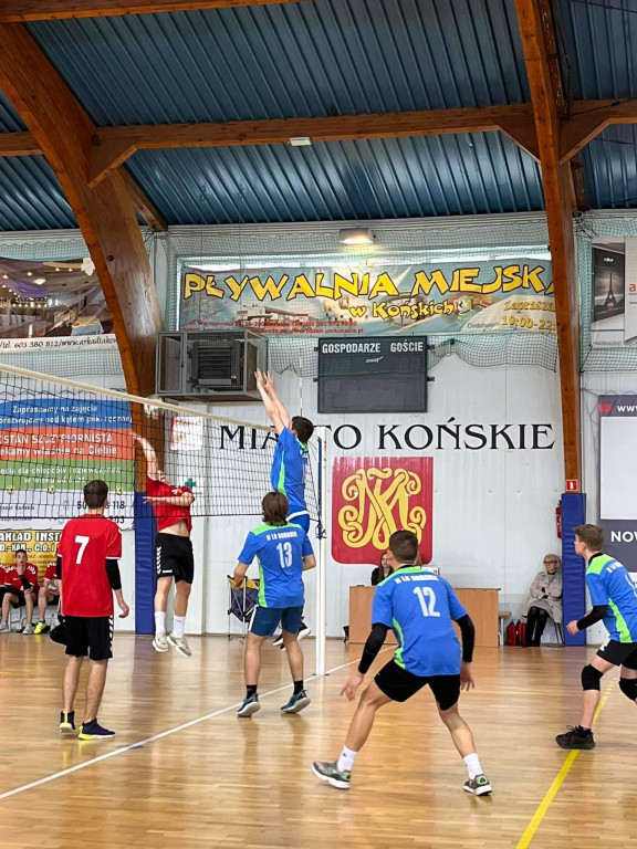 Chłopaki z II LO w Końskich zwyciężyli turniej siatkówki! [zdjęcia]