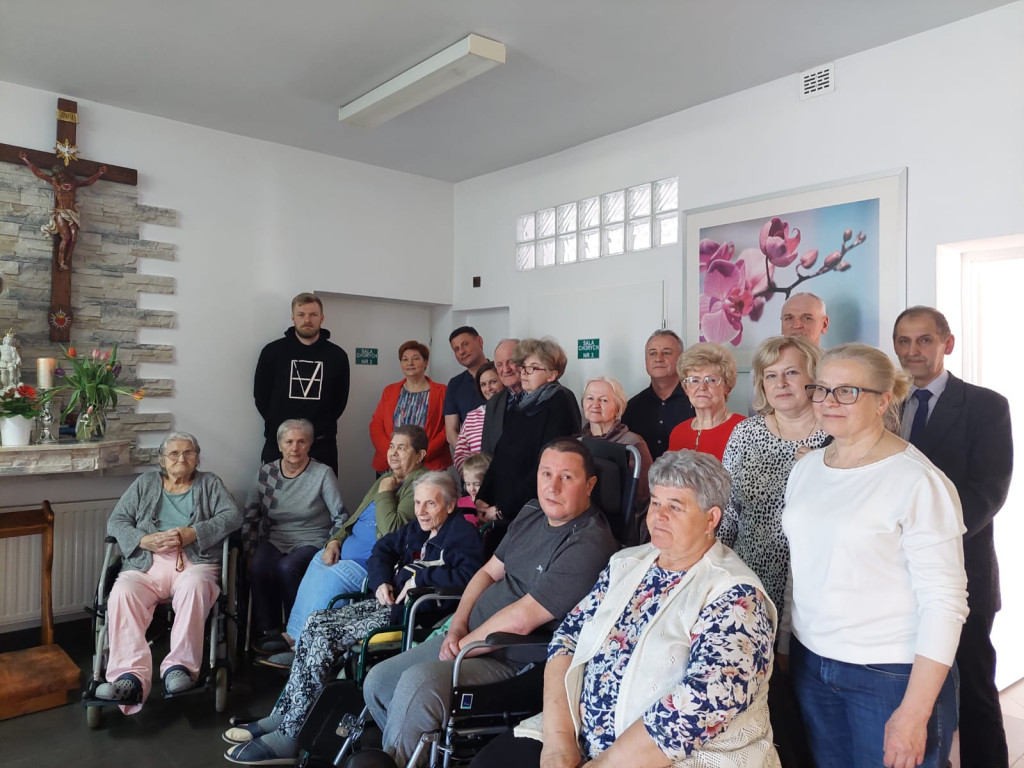 Chór parafialny z Końskich odwiedził Hospicjum Sykulskiego [zdjęcia]
