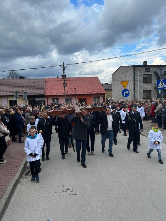 Tłumy na Drodze Krzyżowej w Radoszycach [wideo, zdjęcia]