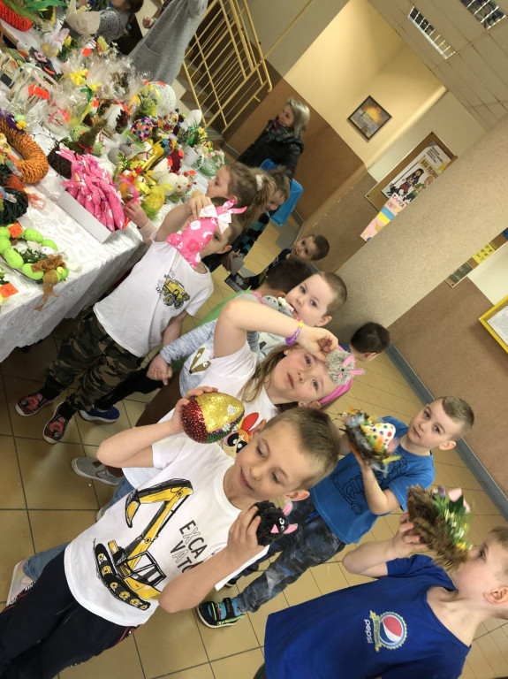 Zbierali pieniądze na pomoc Ukrainie. Kiermasz Wielkanocny w ZPO w Stadnickiej Woli [zdjęcia]