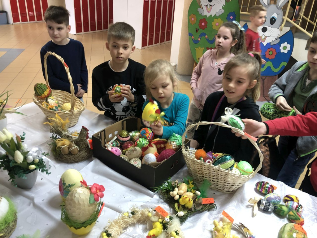 Zbierali pieniądze na pomoc Ukrainie. Kiermasz Wielkanocny w ZPO w Stadnickiej Woli [zdjęcia]