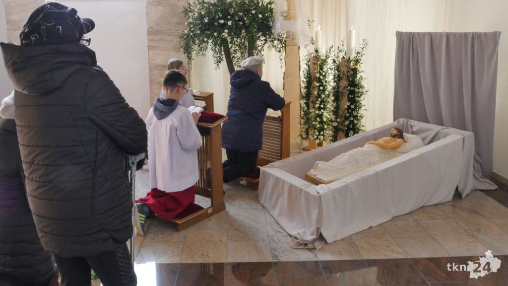 Czuwanie przy Grobie Pańskim w koneckich parafiach [wideo, zdjęcia]