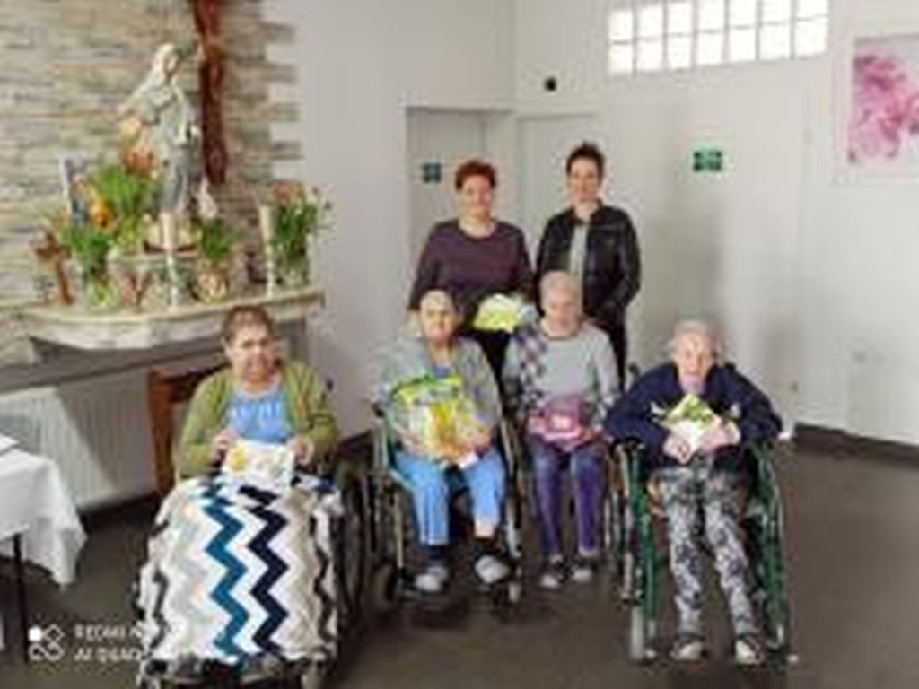 Wręczyli pensjonariuszom Hospicjum Sykulskiego kartki wielkanocne [zdjęcia]