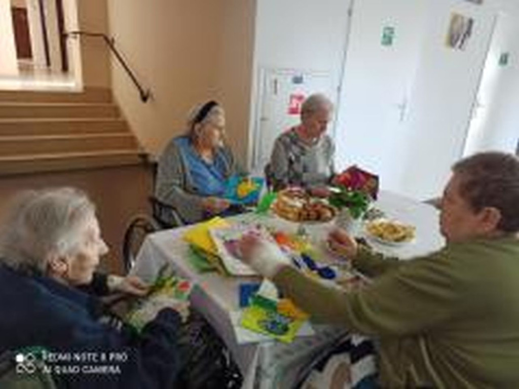 Wręczyli pensjonariuszom Hospicjum Sykulskiego kartki wielkanocne [zdjęcia]