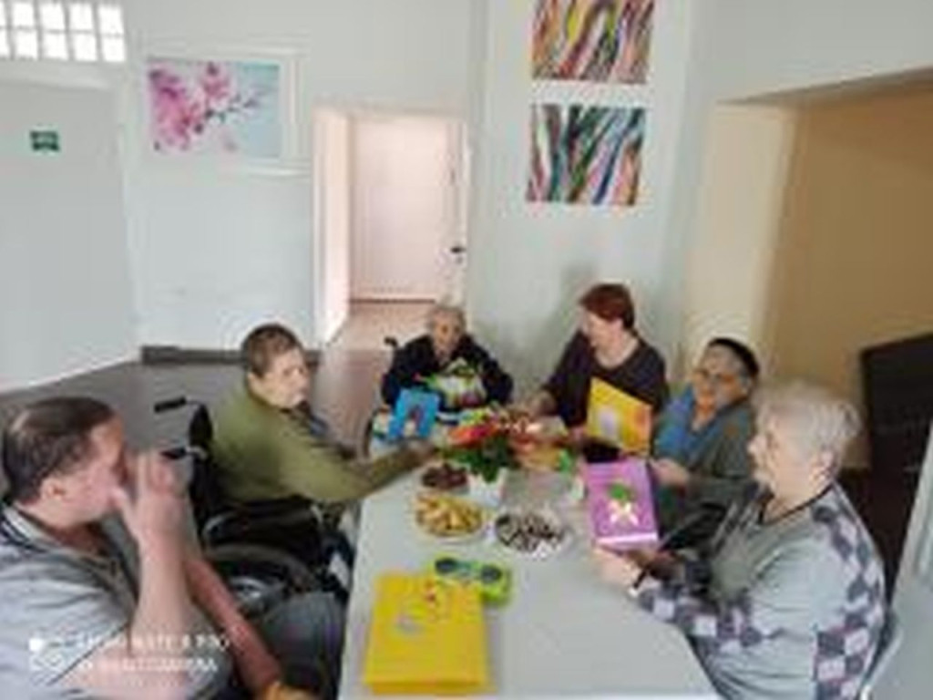 Wręczyli pensjonariuszom Hospicjum Sykulskiego kartki wielkanocne [zdjęcia]