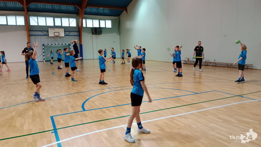 `Trening z mistrzem`. Zawodnicy Łomży Vive Kielce zawitali do klubu KSSPR Końskie [wideo, zdjęcia]
