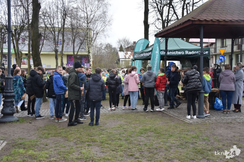 1500 drzewek na Dzień Ziemi w Radoszycach [wideo, zdjęcia]