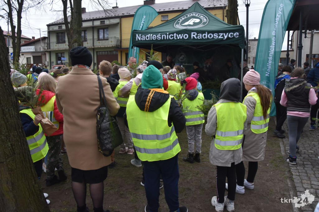 1500 drzewek na Dzień Ziemi w Radoszycach [wideo, zdjęcia]