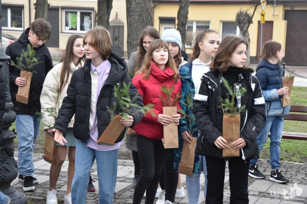 1500 drzewek na Dzień Ziemi w Radoszycach [wideo, zdjęcia]