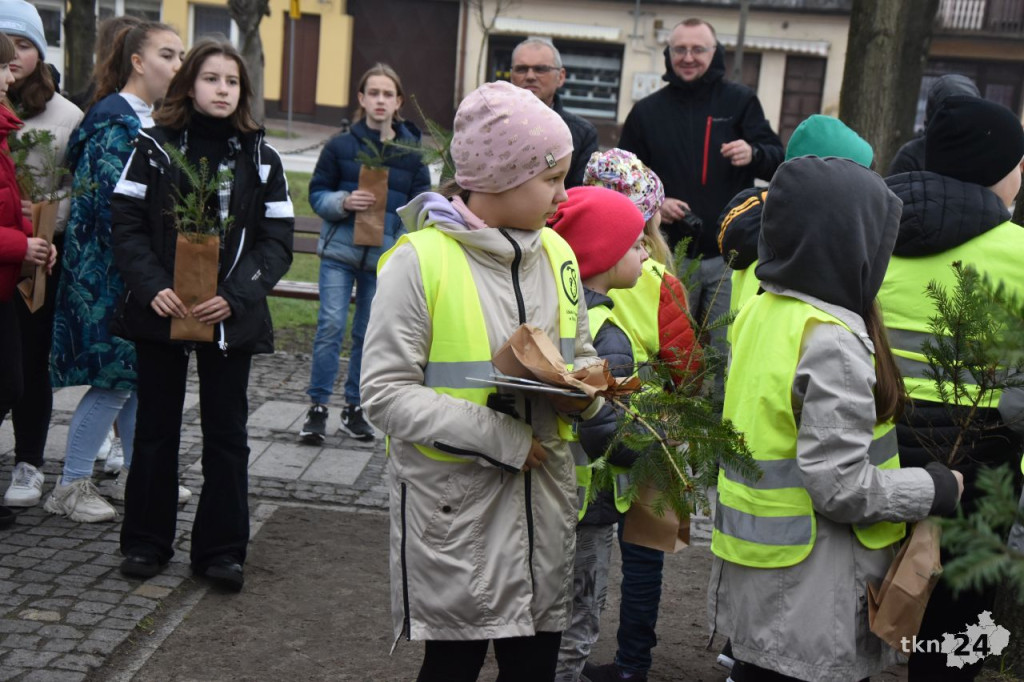 1500 drzewek na Dzień Ziemi w Radoszycach [wideo, zdjęcia]
