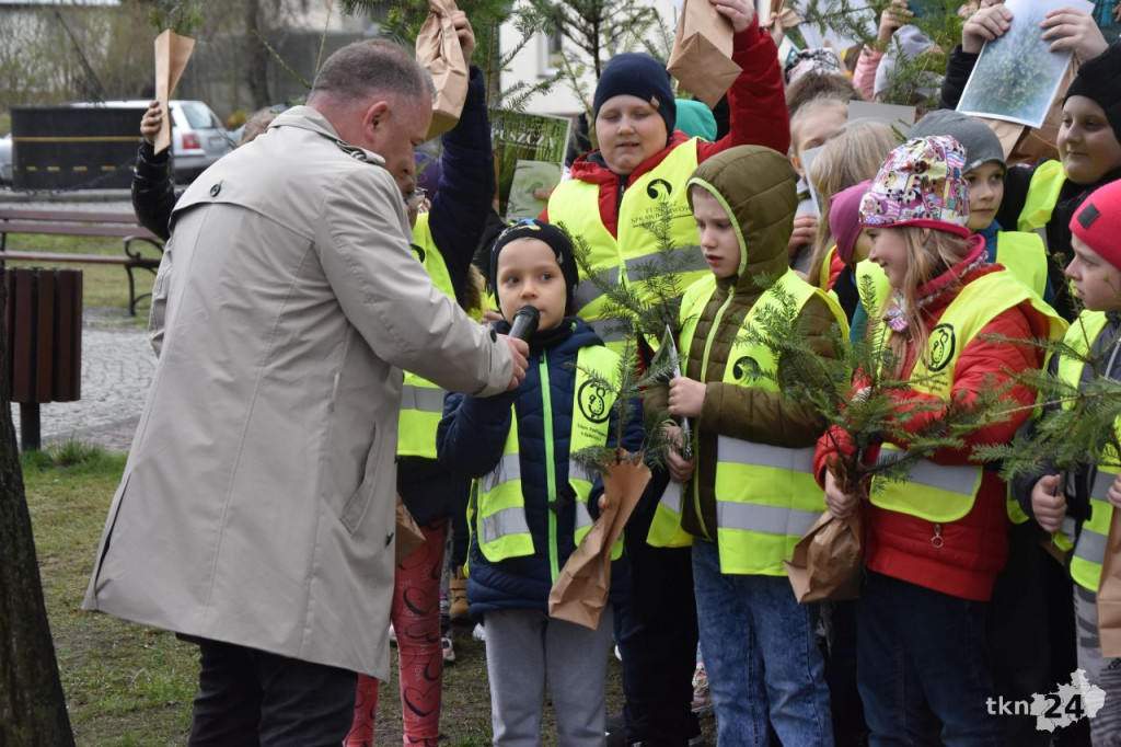 1500 drzewek na Dzień Ziemi w Radoszycach [wideo, zdjęcia]