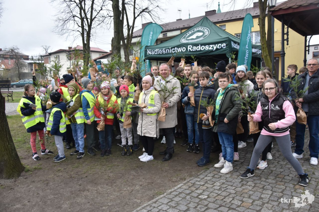 1500 drzewek na Dzień Ziemi w Radoszycach [wideo, zdjęcia]