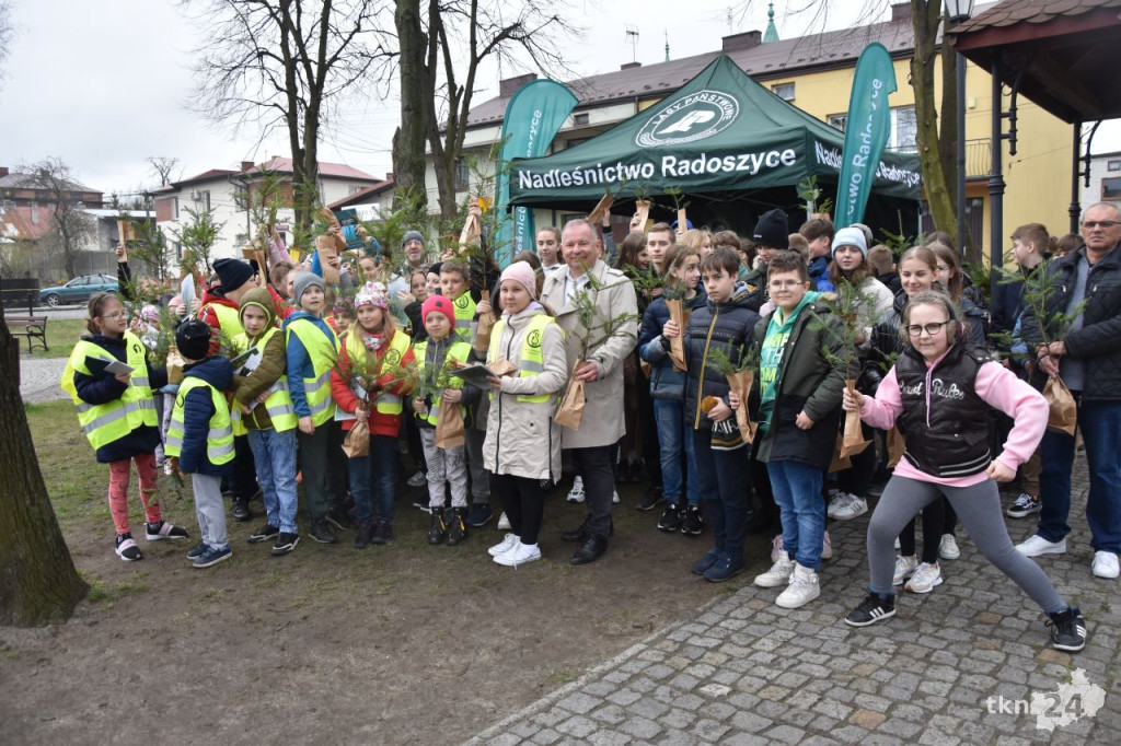 1500 drzewek na Dzień Ziemi w Radoszycach [wideo, zdjęcia]