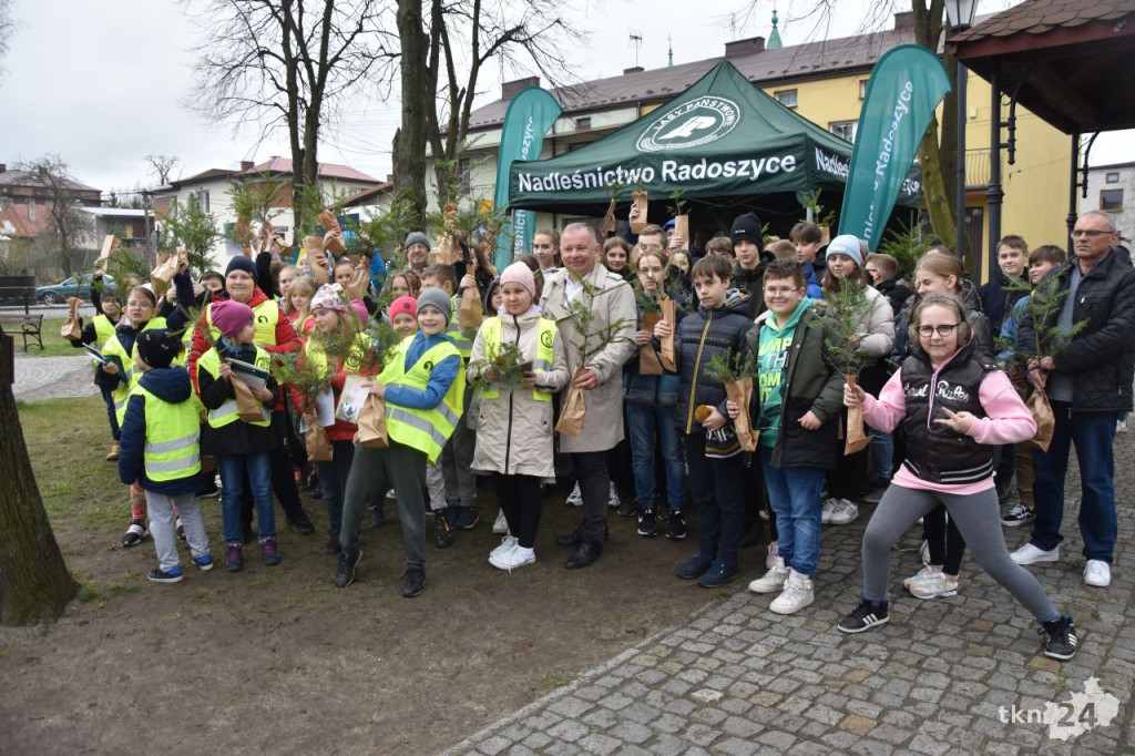1500 drzewek na Dzień Ziemi w Radoszycach [wideo, zdjęcia]