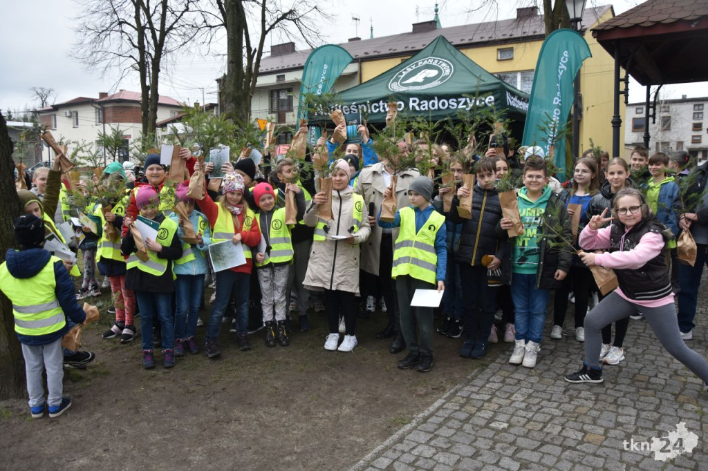 1500 drzewek na Dzień Ziemi w Radoszycach [wideo, zdjęcia]