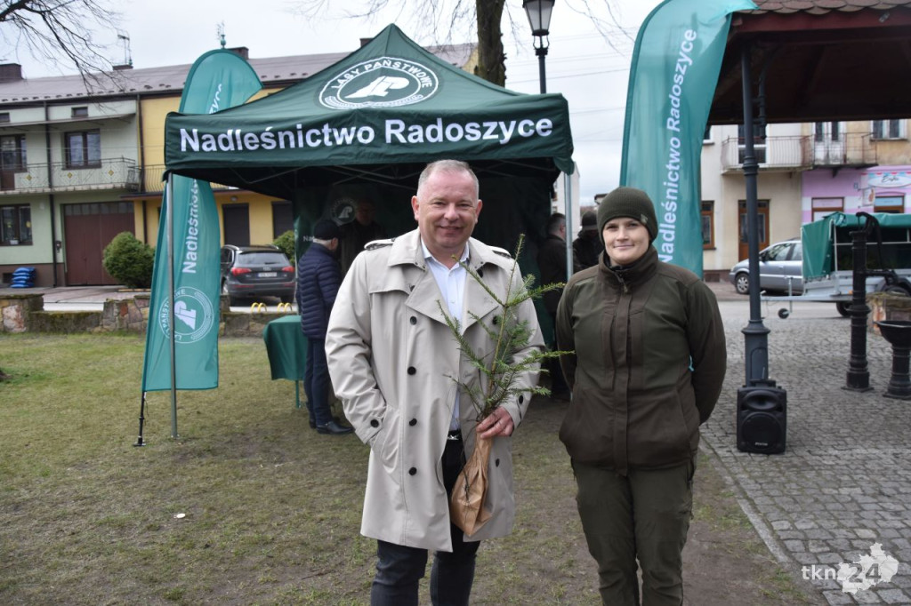 1500 drzewek na Dzień Ziemi w Radoszycach [wideo, zdjęcia]