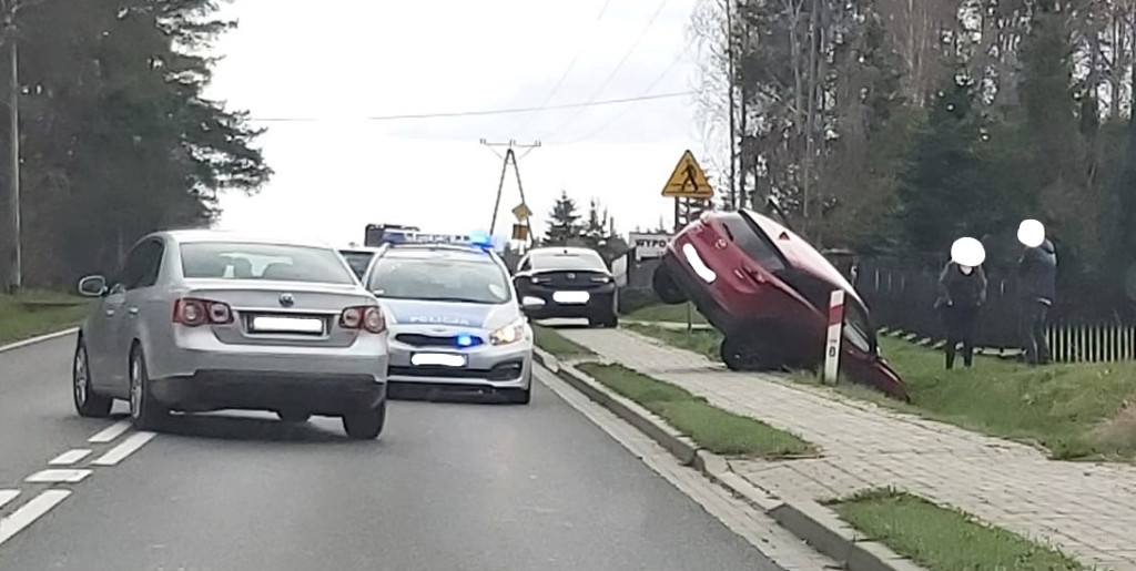 Samochód w rowie. Zderzenie z sarną w gminie Stąporków [zdjęcia]