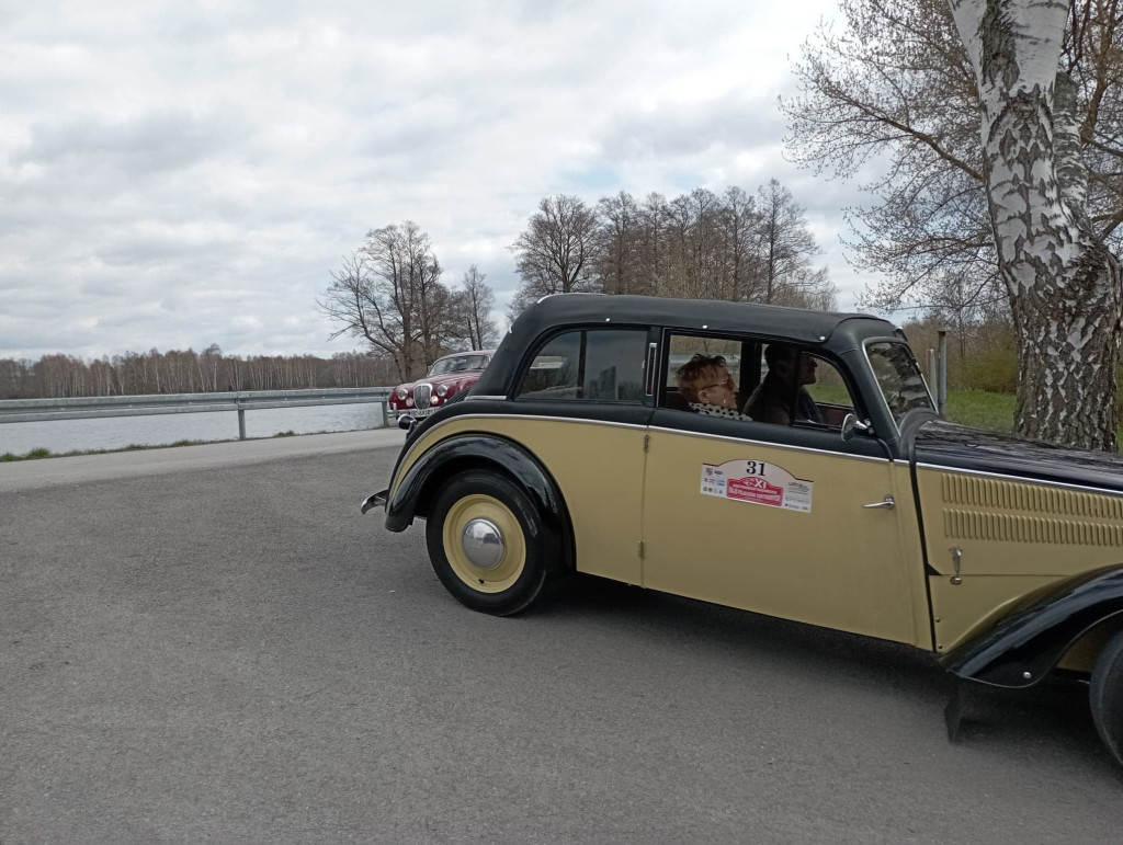 Zabytkowe auta przejechały przez powiat konecki [zdjęcia]