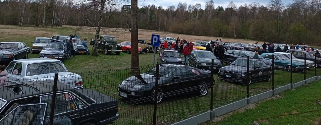 Zabytkowe auta przejechały przez powiat konecki [zdjęcia]