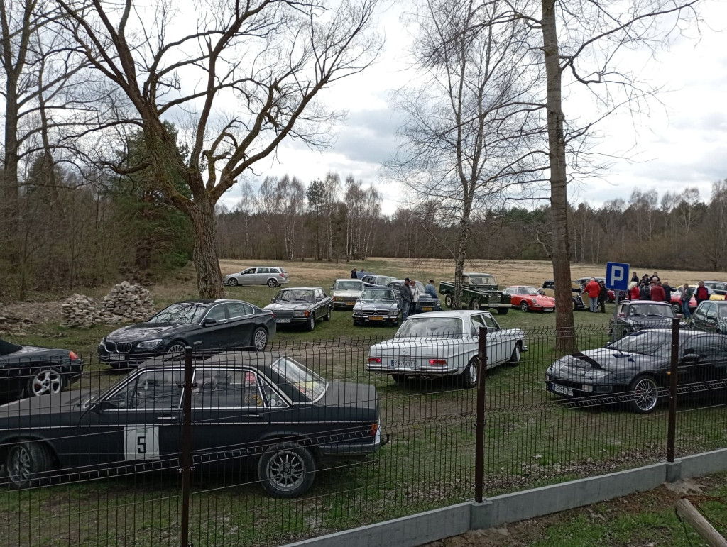 Zabytkowe auta przejechały przez powiat konecki [zdjęcia]