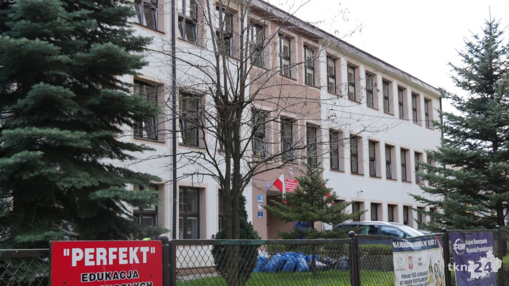 Maturzyści mają już wakacje. Szkoły ich uroczyście pożegnały [fotorelacja]