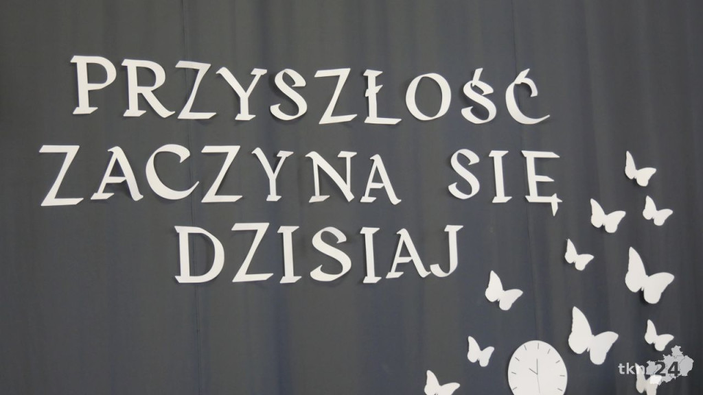 Maturzyści mają już wakacje. Szkoły ich uroczyście pożegnały [fotorelacja]