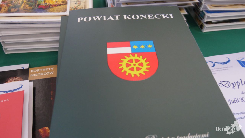 Maturzyści mają już wakacje. Szkoły ich uroczyście pożegnały [fotorelacja]