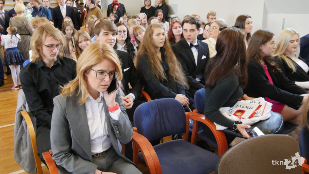 Maturzyści mają już wakacje. Szkoły ich uroczyście pożegnały [fotorelacja]